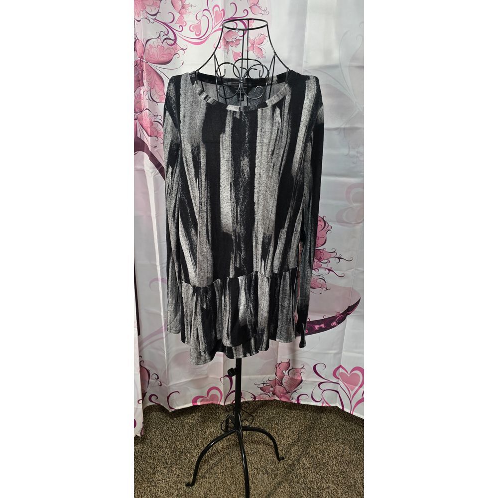 Simply‎ Vera XL Black Grey Ruffled Top NWT